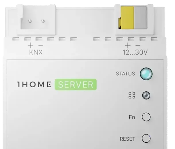 Module serveur sur rail DIN, vue de trois quarts sur fond neutre.